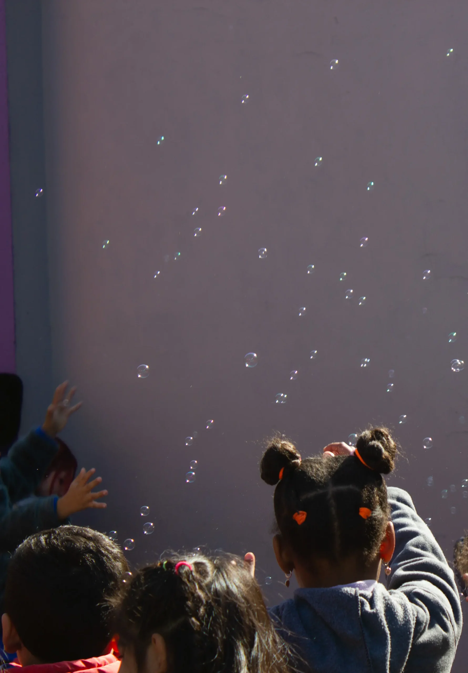 Niños de Escuela Talentos participando en una actividad