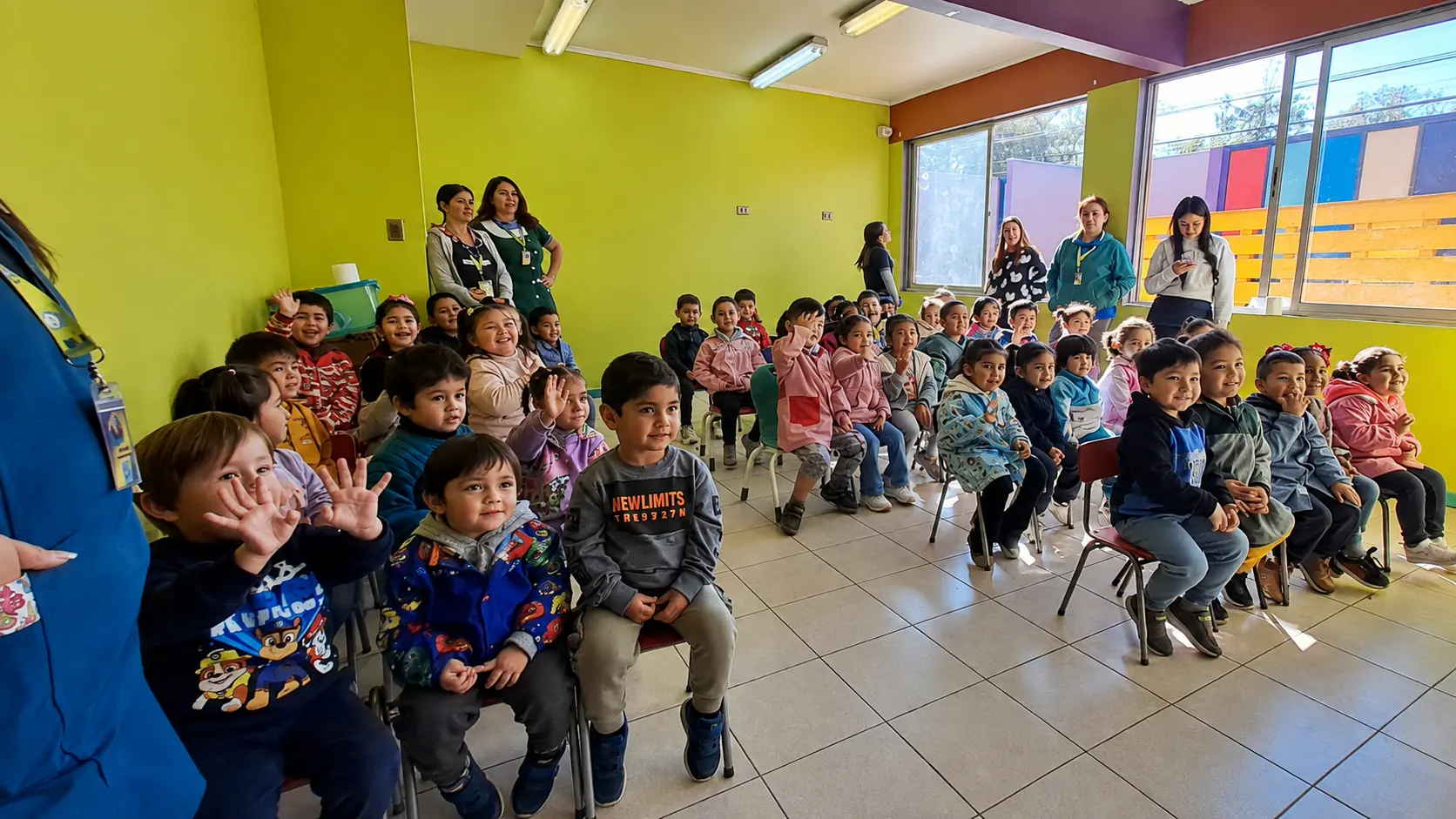 Niños de Escuela Talentos participando en una actividad en aula